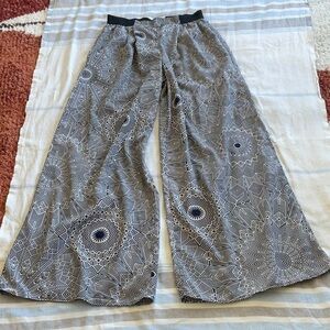 Geometric Navy and White Wide Leg Pants with Pockets